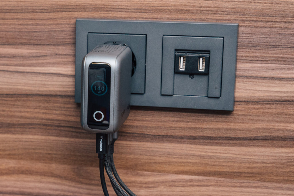 Verbatim Mini GaN Charger 140W Display 4-Port + USB-C Cable - Tech Syndicate