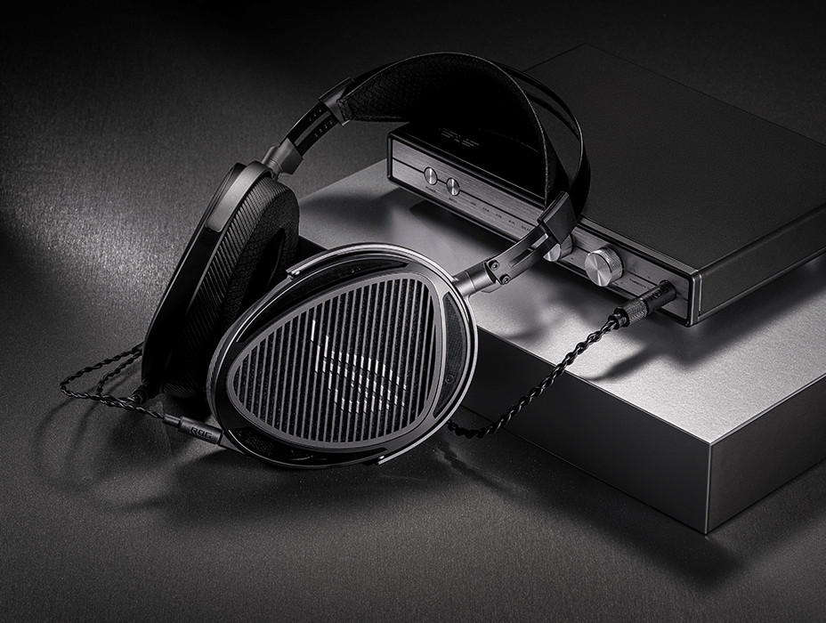 ROG Kithara connected to an external DAC using a 4.4 mm balanced plug