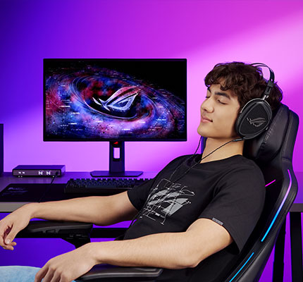 Man reclining and relaxing on the ROG Courser gaming chair